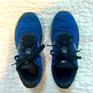 Boys youth New Balance sneaker. Size EU 37 US 4.5